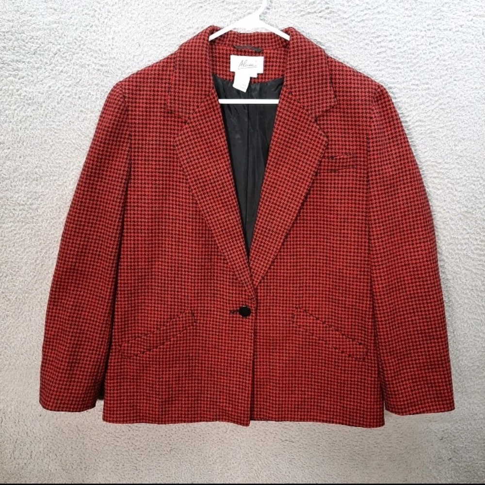 Chic Red Houndstooth Blazer by